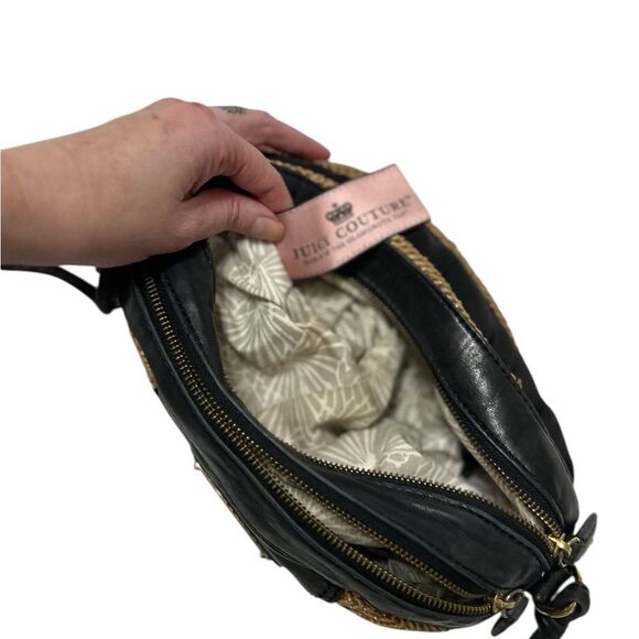 RARE Vintage Y2K Juicy Couture Black
PU and Straw barrel bag Crossbody - Picture 9 of 14